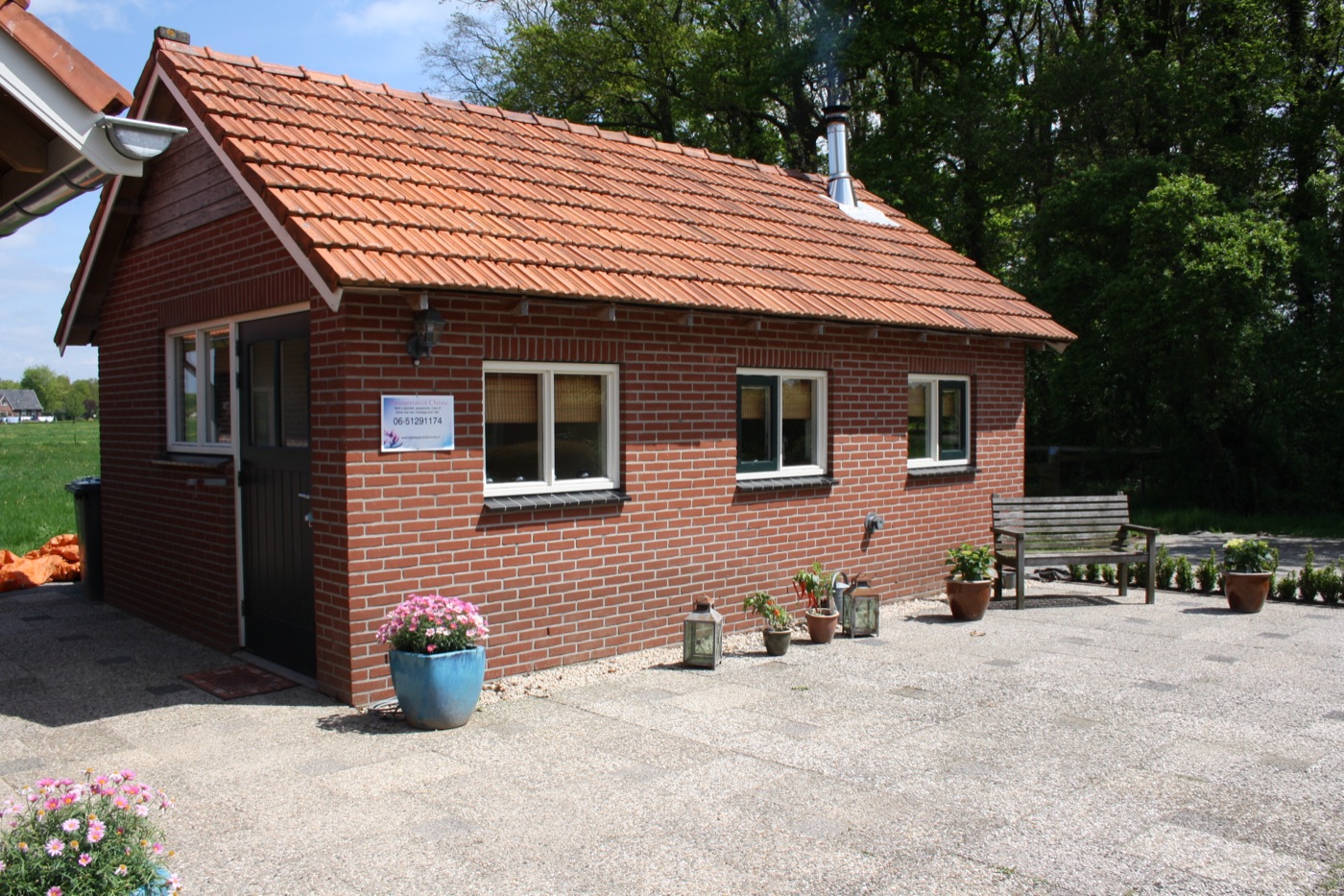 Het praktijkgebouw naast de woning in Westendorp